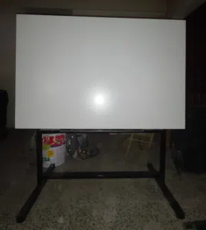 طاولة مرسم جديد ونظيف بسعر مناسب