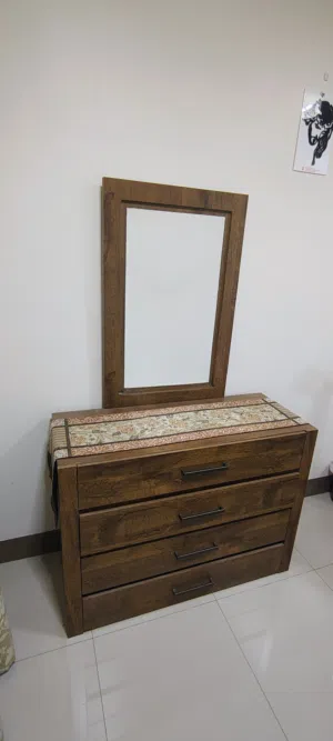 Chest drawer with mirror