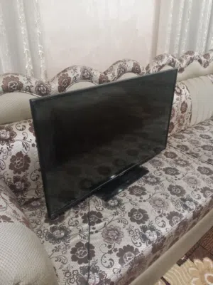 شاشه 42 بوصه شغال 100% نوعها جولد سكاي ما شاء الله عنها