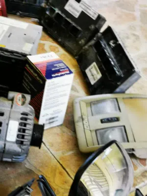 معدات سيارات مستعملة متنوعة للبيع في حالة جيدة