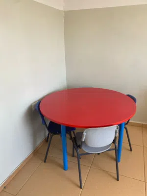 طاولة دائرية ملونة مع 4 كراسي