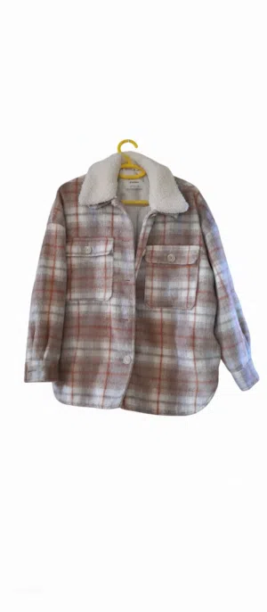 سترة شتوية     مبطنة قياس L    ماركة بول اند بير   Paul and Bear  لون بيج مربعات