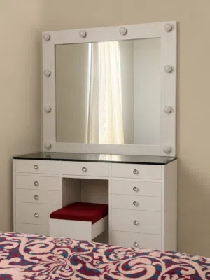 Elegant drawer with mirror
