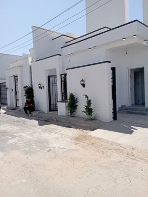 منزل للبيع .. العنوان: الكحيلي شارع قراره.. بعد جامع فاطمة الزهراء علي اليمين ( مقسم السلام )..