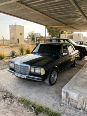 مرسيدس بنز صالون 1980 أخضر موتور 2000 سي سي، مستعمل بحالة جيدة مع مواصفات إضافية