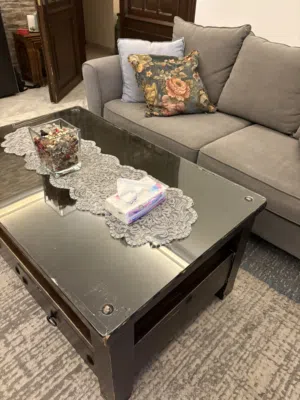 طقم كنب امريكي يتكون من ثلاثية وثنائية عدد اثنان