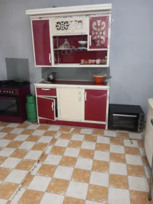بيت تجاوز للبيع يتكون من هول كبير وغرفه كبيره ومطبخ كبير ومحل كبير كراجيه كبيره منطقه حلوه