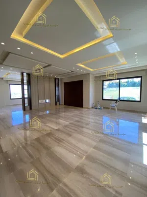شقة فاخرة - طريق المطار - 4نوم 2ماستر - 300م - تستحق المشاهدة -