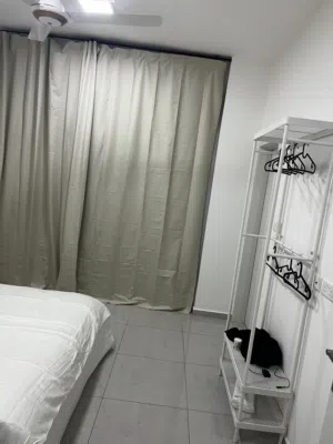 سرير نوم فاخر مع مرتبة ووسادتين وغطاء استعمال اقل من شهر