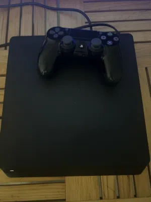 سوني4مستعمل مع جميع الملحقات