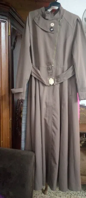 فساتين  منوعة  شبه  جديدة  للبيع