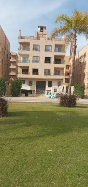 شقة أرضي بحديقة بحي المخابرات الشارع الرئيسي حدائق اكتوبر سكن مكتب عيادة حضانة