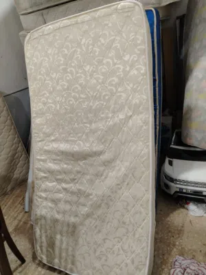 فرشات مفرد ومفرد ونص بحاله ممتازه للبيع بسعر مغري