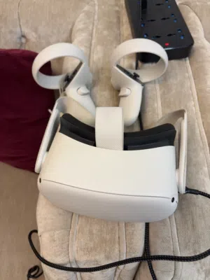 للبيع نظارة واقع افتراضي Oculus Quest 2 مستعملة ونظيفة جداً