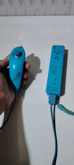 ريموتات وي مع يد تحكم