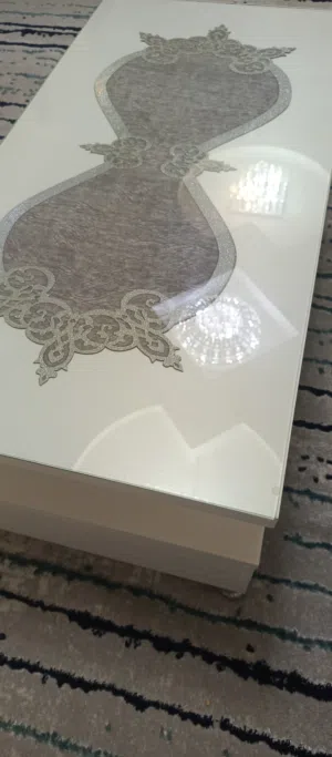 طاوله وسط لون ابيض مقاسها 120*60 طابقين مرتبه وثقيلخ جدا وأرجل فضي