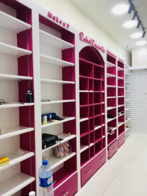 ديكور خشب محل كوزمتكس