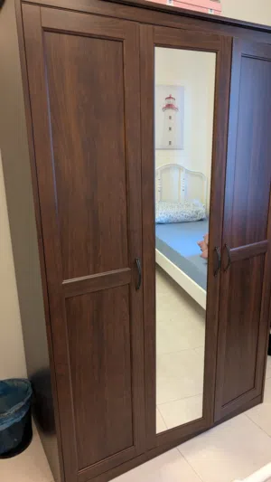 خزانة ايكيا خشب بني بحالة ممتازة للبيع