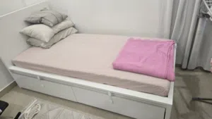 سىرير قياس 90×200 مع تخزين و فرشة كالجديد . شبه جديد.. used like new bed with drawers and mattress