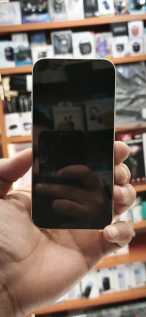 IPHONE 13  تخزين:256g  لون : ابيض او اخضر  بطارية:100%  الجهاز جديد فقط مفعل بدون كرتونة  بسعر حرررق