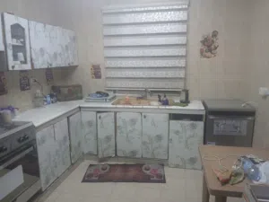 مطبخ خشب بحاجة لبعض الصيانة بسعر مغري