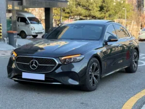 موديل 2025 - Mercedes E200 وصلت حديثا داخل عمان بحالة الوكالة بممشى بسيط جدا بدون حوادث