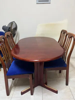 Expandable dining table with 6 chairs