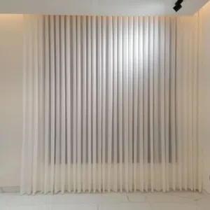 يتوفر لدينا جميع أنواع الستائر بتصاميم فخمة تناسب المجالس وغرف النوم والصالات.