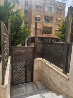 للبيع حماية (درابزين) حديد مع باب وأعمدة تثبيت جيدة جدا كما في الصور ... التواصل على الرقم في الوصف