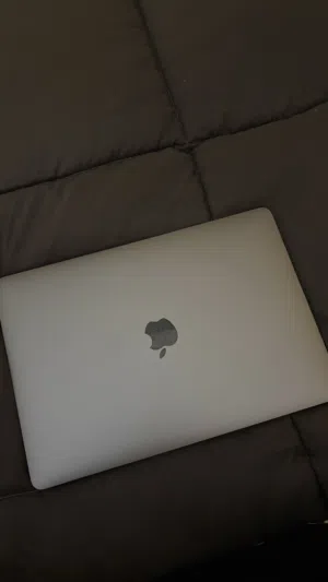 MacBook Pro M2 2022 13-inch 98% battery