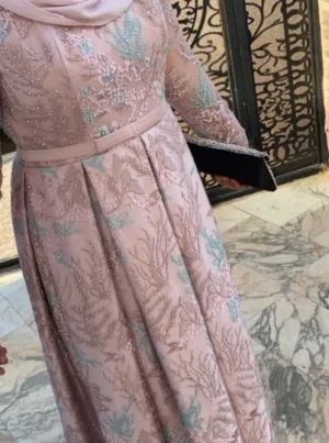 فساتين للبيع ب 50 دينار والسلفر 70 لبسة وحدة تفصيل الازرق  المقاسات الازرق لارج  الزهري والسلفر XL