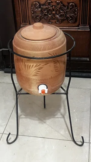 زير فخار تراثي مع حامل حديد