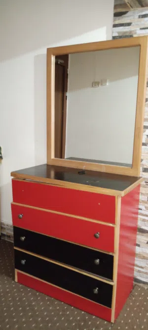 ثلاث قطع لغرفة نوم فرديه بحاله جيده جدا