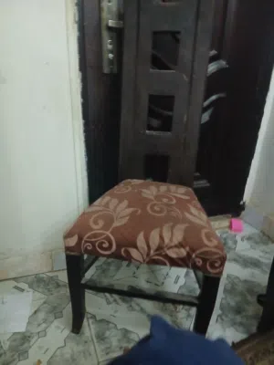 كراسي سفره  للبيع مع ترابيزه خشبها متفكك