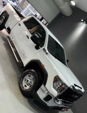 سيارة جي إم سي سيرا 2022 ديزل بنظام دفع رباعي كامل اللون الأبيض داخلي فضي