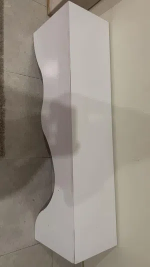 ميز تلفزيون مستعمل جديد ماخذته قبل فتره