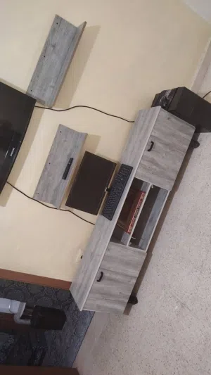 طاوله مع رفوف لون سكني