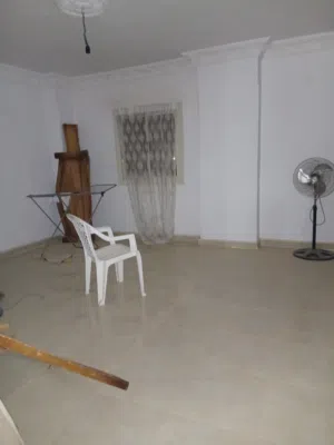 شقه 2غرفه وصاله وحمام ومطبخ وبلكونه في شارع القلعه الرئسي موقع متميز