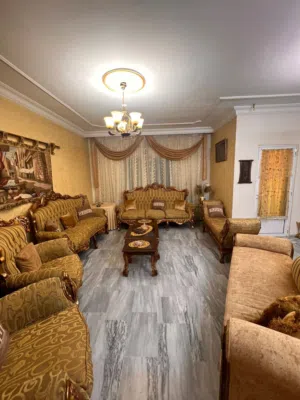 طقم كنب مع طاولاتو وطاولة سفرة صغيرة