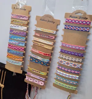 أساور صداقة منسوجة يدويًا