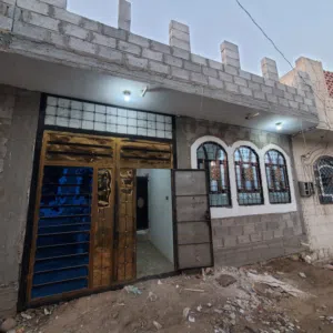 بيت للبيع مسلح هردي قواعد وعمدان بينه وبين الزفلت 30 متر عرطه جدا جدا