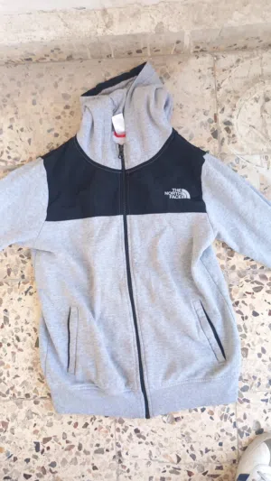 جكيت من ماركة The NORTH Face لون سكني خط اسود جميل جدا اصلي مية بالمية