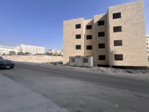 عمارة تجارية قيد الانشاء للبيع تصلح لعمل فندق او شقق فندقية