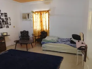 السلام علیکم، عندنا 3 غرف ماستر مجهزات بسرر، ومعهن الكهرباء والماء والواي فاي مجاناً. وفيه مطبخ مجهز