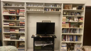 Book shelf you can take piece piece also it’s from ikea/مكتبه واكسسورات من أي كيا