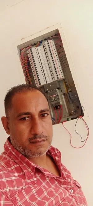 فنى كهرباء منازل خدمه بجدول توزيع الاحمال