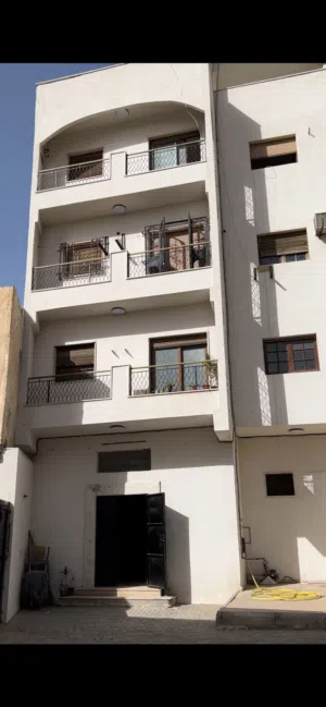 عمارة للبيع بي جراج مقفل يسع خمس سيارات