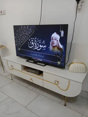 ميز شاشة للبيع نضيف