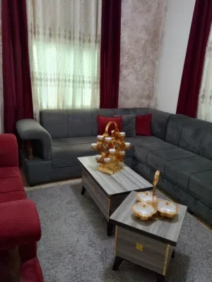 طقم كورنر تفصيل خشب قوي استعمل سنه ونص مع البرادي والطاولات