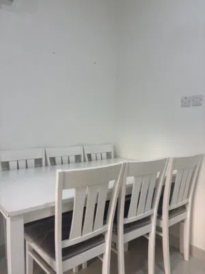 طاولة طعام لبيع شبه جديده